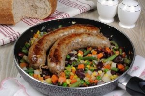 Kolbász zöldségekkel