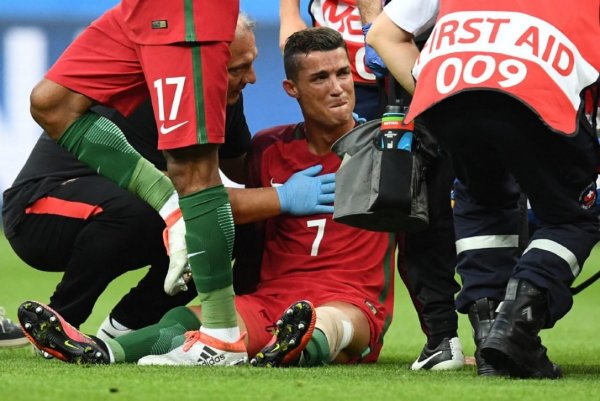Cristiano Ronaldo sír az EB-döntőn